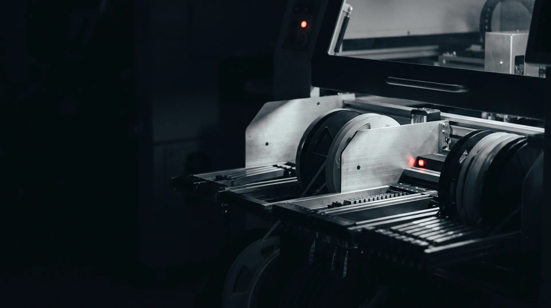 Linea di montaggio elettronico europea di notte, con le bobine di componenti sulla pick-and-place